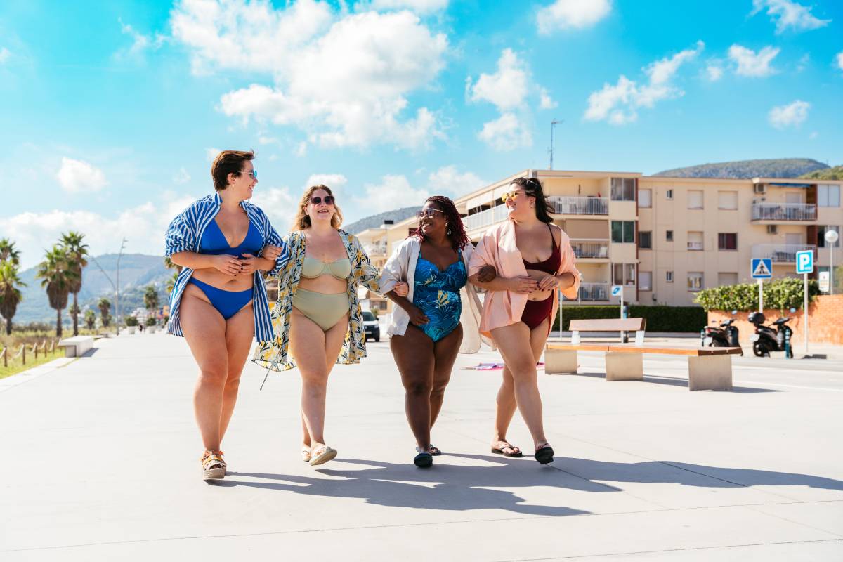 Group of beautiful plus size women with swimwear bonding and having fun at the beach - Group of curvy female friends enjoying summertime at the sea, concepts about body acceptance, body positive and self confidence